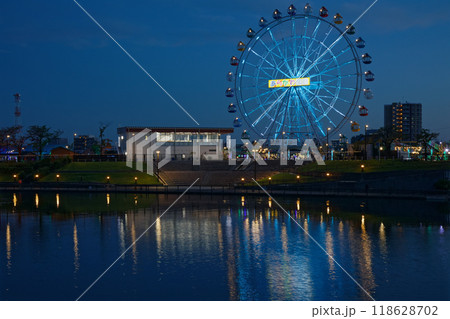 あらかわ遊園の観覧車と水面に映える景観　夕景　夜景　ライトアップ 118628702