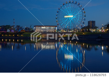 あらかわ遊園の観覧車と水面に映える景観　夕景　夜景　ライトアップ 118628703