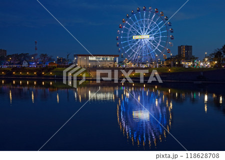 あらかわ遊園の観覧車と水面に映える景観　夕景　夜景　ライトアップ 118628708
