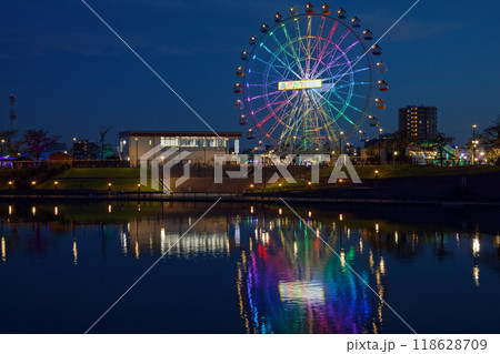 あらかわ遊園の観覧車と水面に映える景観 夕景 夜景 ライトアップ あらかわ遊園の観覧車と水面に映える景観 夕景 夜景 ライトアップ 118628709