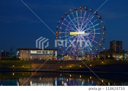 あらかわ遊園の観覧車と水面に映える景観　夕景　夜景　ライトアップ 118628710