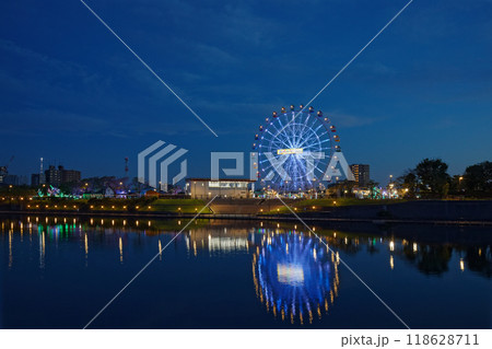 あらかわ遊園の観覧車と水面に映える景観　夕景　夜景　ライトアップ 118628711