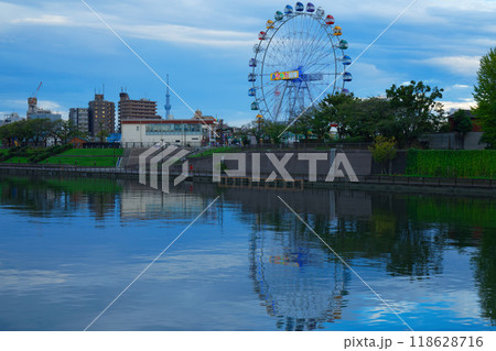あらかわ遊園の観覧車と水面に映える景観 夕景 夜景 ライトアップ あらかわ遊園の観覧車と水面に映える景観 夕景 夜景 ライトアップ 118628716