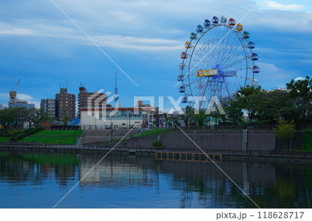 あらかわ遊園の観覧車と水面に映える景観 夕景 夜景 ライトアップ あらかわ遊園の観覧車と水面に映える景観 夕景 夜景 ライトアップ 118628717