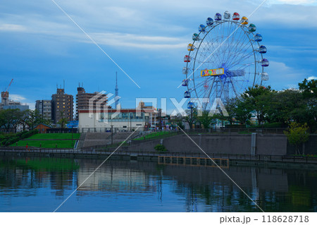 あらかわ遊園の観覧車と水面に映える景観　夕景　夜景　ライトアップ 118628718