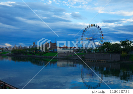 あらかわ遊園の観覧車と水面に映える景観 夕景 夜景 ライトアップ あらかわ遊園の観覧車と水面に映える景観 夕景 夜景 ライトアップ 118628722
