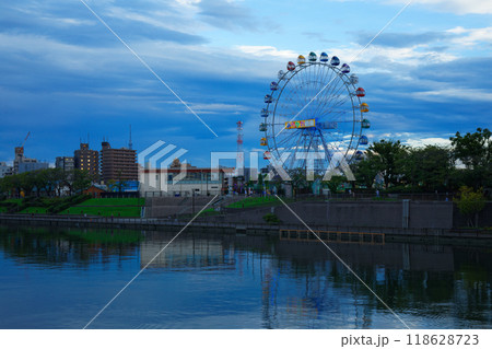 あらかわ遊園の観覧車と水面に映える景観　夕景　夜景　ライトアップ 118628723