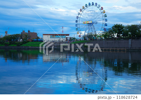 あらかわ遊園の観覧車と水面に映える景観　夕景　夜景　ライトアップ 118628724