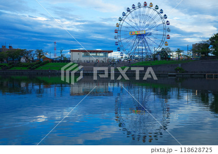 あらかわ遊園の観覧車と水面に映える景観　夕景　夜景　ライトアップ 118628725