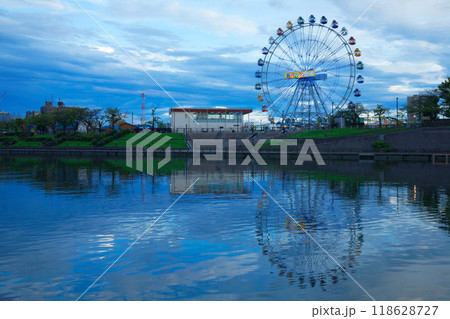 あらかわ遊園の観覧車と水面に映える景観　夕景　夜景　ライトアップ 118628727