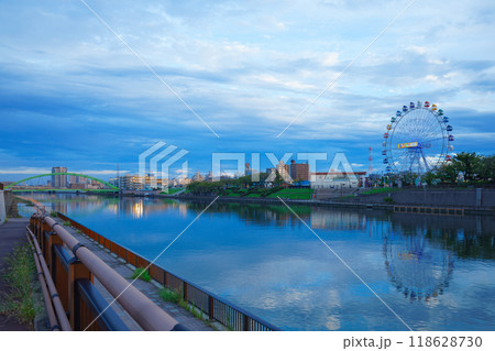 あらかわ遊園の観覧車と水面に映える景観　夕景　夜景　ライトアップ 118628730