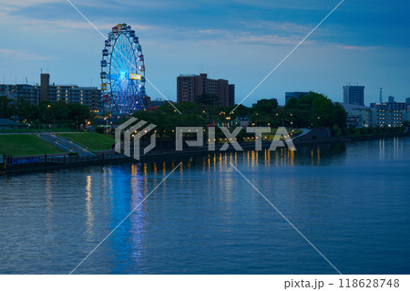 あらかわ遊園の観覧車と水面に映える景観　夕景　夜景　ライトアップ 118628748