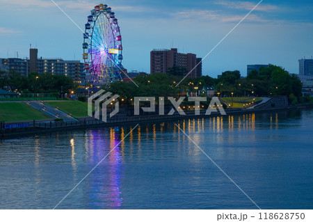 あらかわ遊園の観覧車と水面に映える景観　夕景　夜景　ライトアップ 118628750