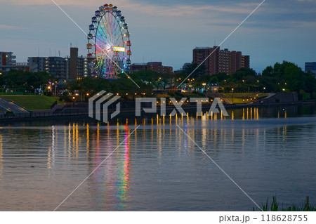 あらかわ遊園の観覧車と水面に映える景観　夕景　夜景　ライトアップ 118628755