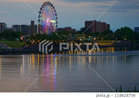 あらかわ遊園の観覧車と水面に映える景観　夕景　夜景　ライトアップ 118628756