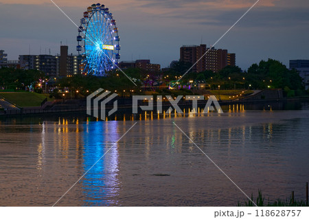 あらかわ遊園の観覧車と水面に映える景観 夕景 夜景 ライトアップ あらかわ遊園の観覧車と水面に映える景観 夕景 夜景 ライトアップ 118628757