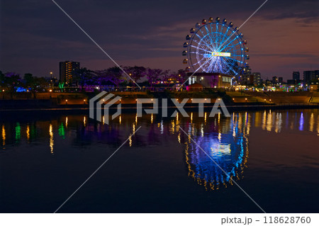 あらかわ遊園の観覧車と水面に映える景観 夕景 夜景 ライトアップ あらかわ遊園の観覧車と水面に映える景観 夕景 夜景 ライトアップ 118628760