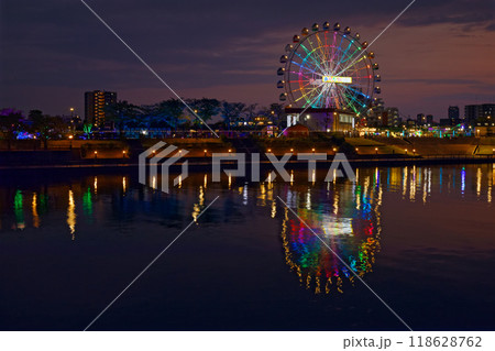 あらかわ遊園の観覧車と水面に映える景観 夕景 夜景 ライトアップ あらかわ遊園の観覧車と水面に映える景観 夕景 夜景 ライトアップ 118628762