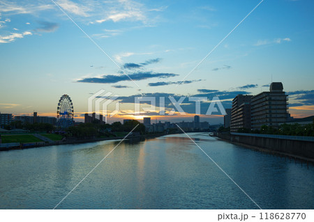 あらかわ遊園の観覧車と水面に映える景観　夕景　夜景　ライトアップ 118628770