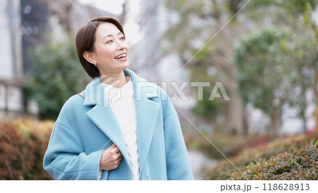 笑顔のミドル女性（冬服・上着・コート） 118628913