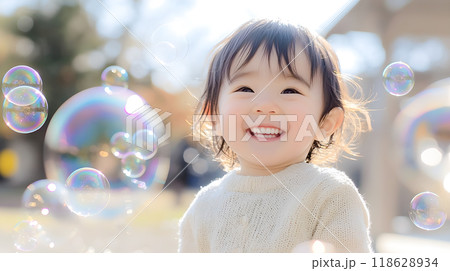 シャボン玉と可愛い笑顔の子ども 118628934