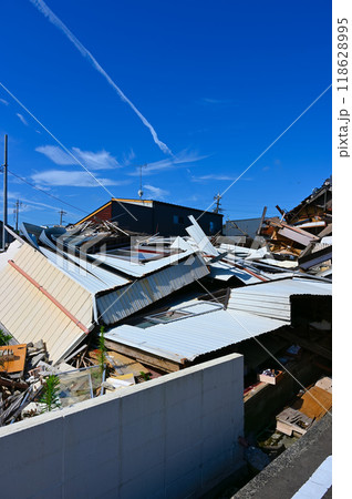 能登半島地震　震災後の商店街　穴水町 118628995