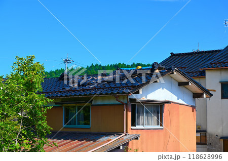 能登半島地震 被害を受けた屋根 穴水町 能登半島地震 被害を受けた屋根 穴水町 118628996