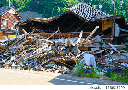 能登半島地震　倒壊した家屋　穴水町 118628999