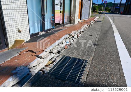 能登半島地震　震災後の商店街　穴水町 118629001