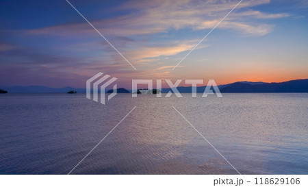 日没後の竹生島と琵琶湖の夕焼け情景 118629106