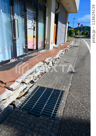 能登半島地震　震災後のビル　穴水町 118629139