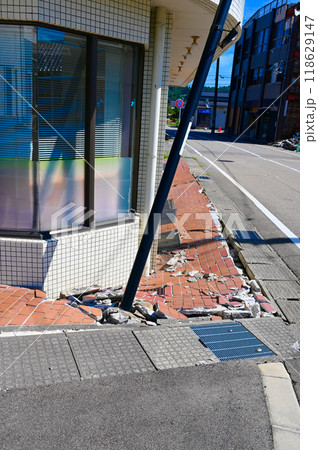 能登半島地震　震災後のビル　穴水町 118629147