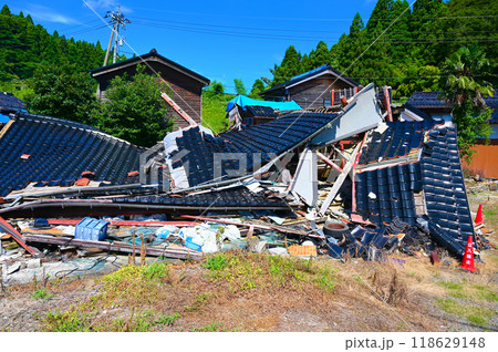 能登半島地震　震災後の被害家屋　穴水町 118629148