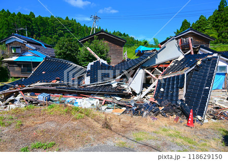 能登半島地震　震災後の被害家屋　穴水町 118629150
