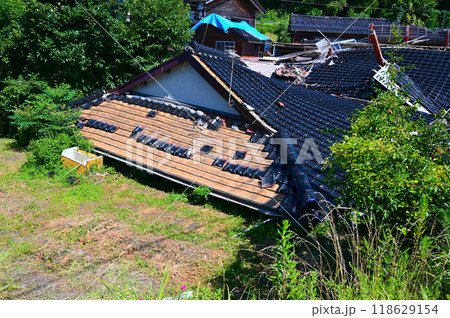 能登半島地震　震災後のつぶれた家屋　穴水町 118629154