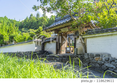 玄賓庵　山門　石畳の道と白塀（奈良県桜井市茅原） 118629611