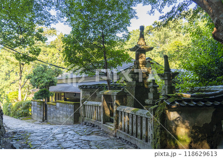 玄賓庵付近　山辺の道沿いにある石塔 118629613