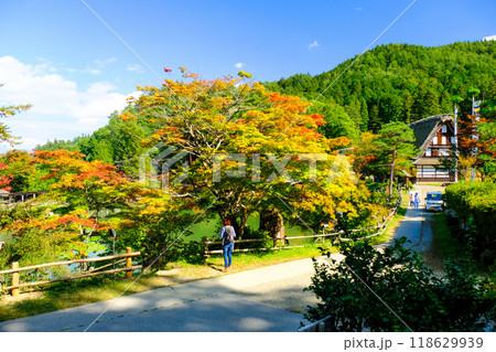 秋の高山の里 118629939
