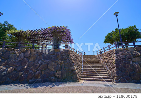 春の岡山県倉敷市の鷲羽山展望台の広場方面を見る 118630179