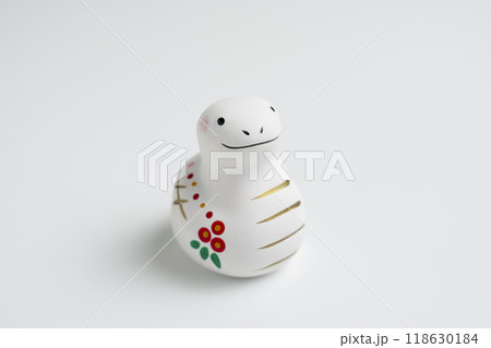 【年賀素材】巳年の干支飾り 【年賀素材】巳年の干支飾り 118630184