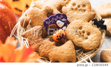 ハロウィンの手作りお菓子　かぼちゃやお化けのクッキー 118630344