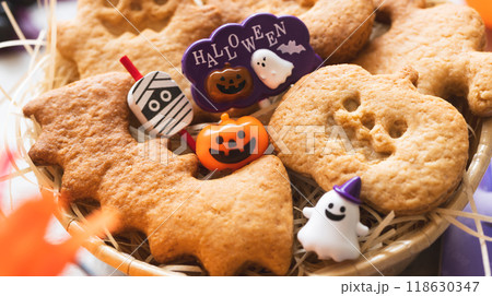 ハロウィンの手作りお菓子　かぼちゃやお化けのクッキー 118630347