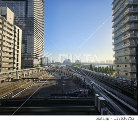 高層ビルとモノレールのある都市風景 118630752