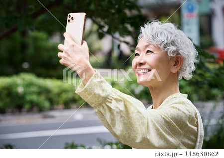 お出かけするかわいいシニア女性 お出かけするかわいいシニア女性 118630862