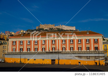 南欧イタリア共和国カンパニア州ナポリ　世界遺産ナポリ歴史地区　プレビシート広場と丘の上のサンテルモ城 118631405