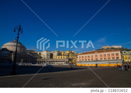 南欧イタリア共和国カンパニア州ナポリ　世界遺産ナポリ歴史地区　プレビシート広場と丘の上のサンテルモ城 118631652