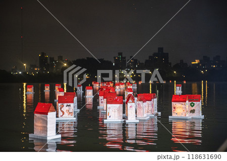 Release water lanterns 118631690