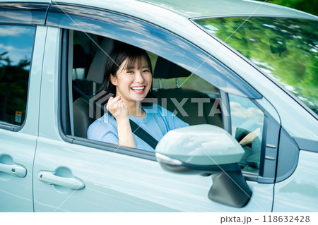 車を運転中の女性　ドライブに行く女性 118632428