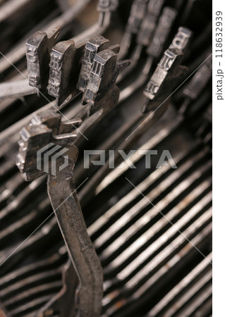 Old antique mechanical vintage typewriter Old antique mechanical vintage typewriter 118632939