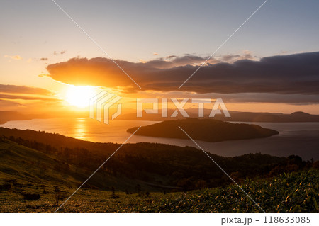 屈斜路湖に登る朝日　美幌峠から 118633085